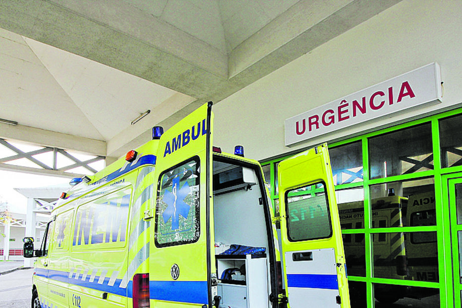 Mulher foi levada pelo INEM para o hospital de Portimão