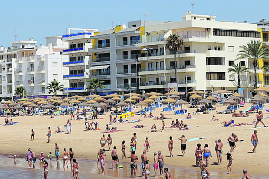 Moradia com três pisos em Quarteira vale 2,5 milhões 