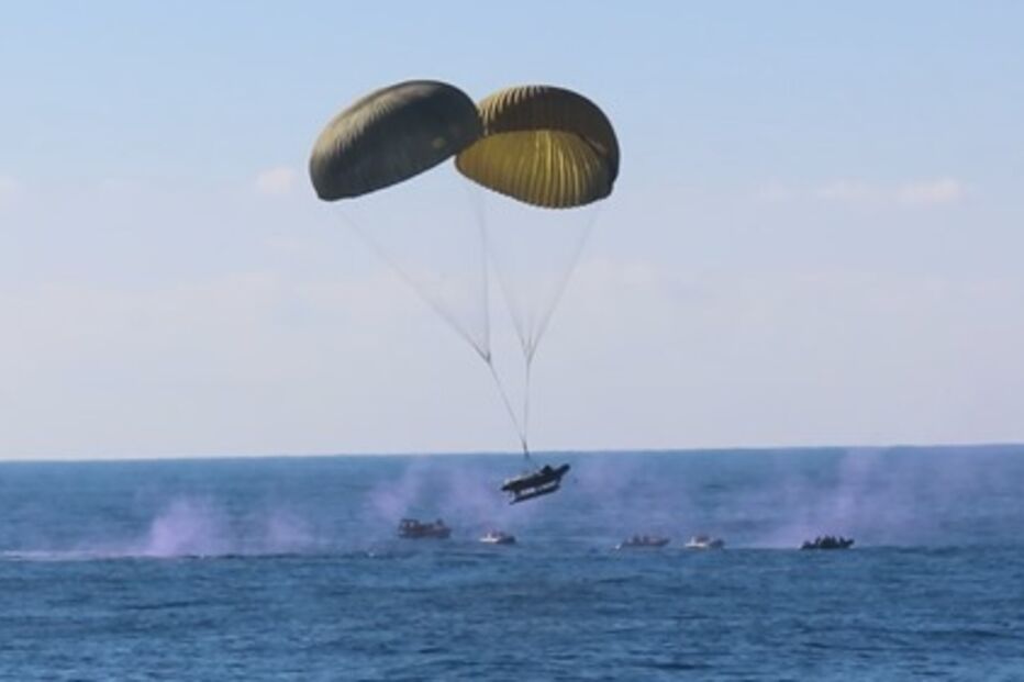 Marinha faz exercício inédito com saltos de paraquedas em alto mar