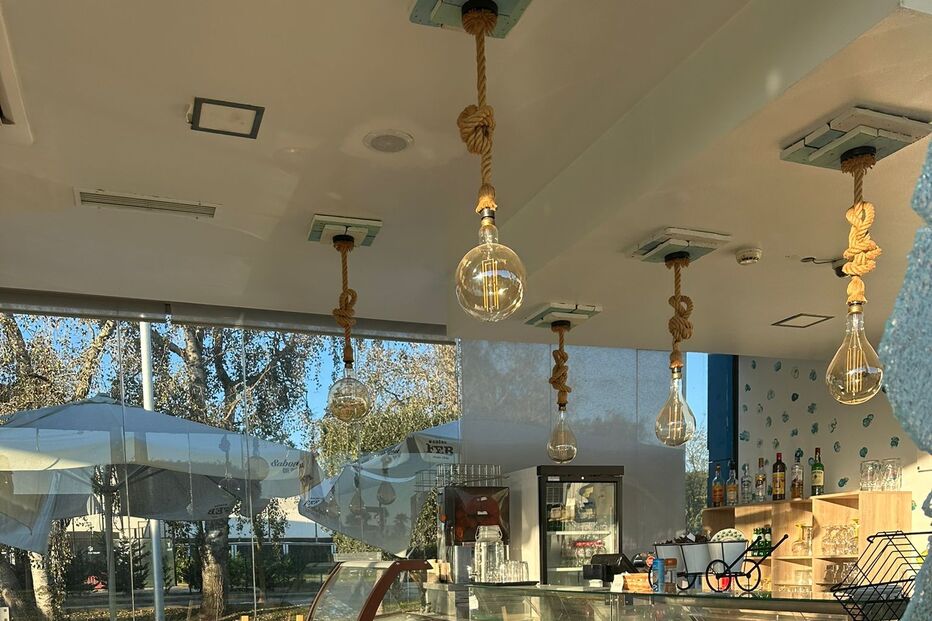 Colisão aparatosa leva viatura a destruir montra de café em Setúbal