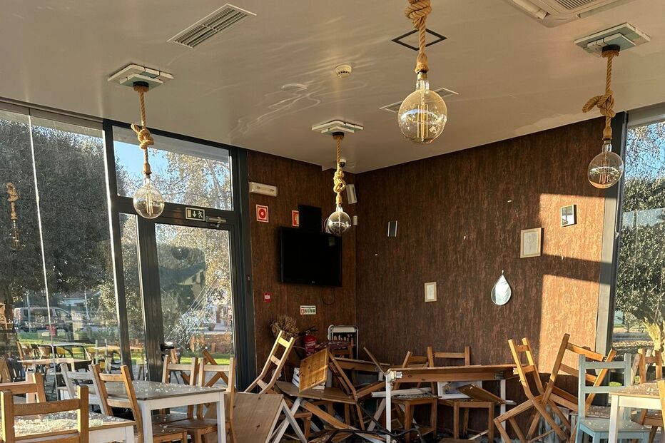 Colisão aparatosa leva viatura a destruir montra de café em Setúbal