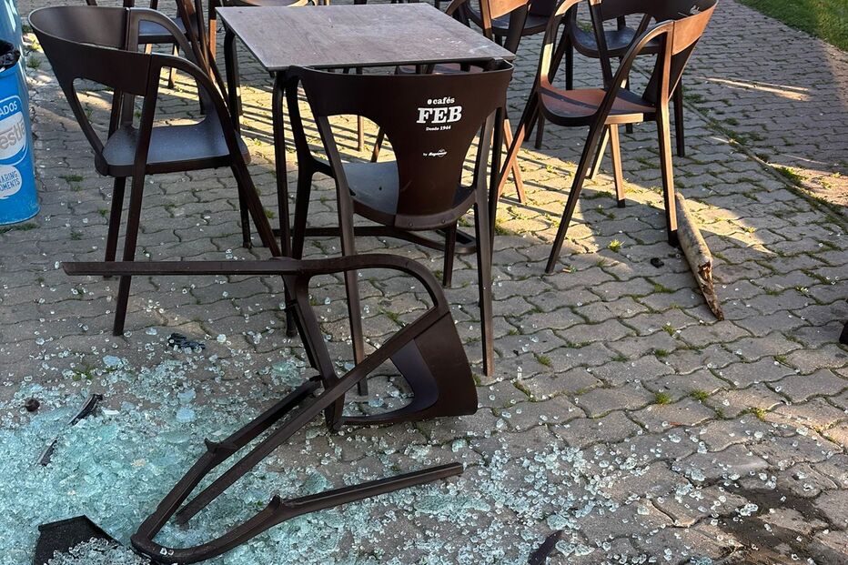 Colisão aparatosa leva viatura a destruir montra de café em Setúbal