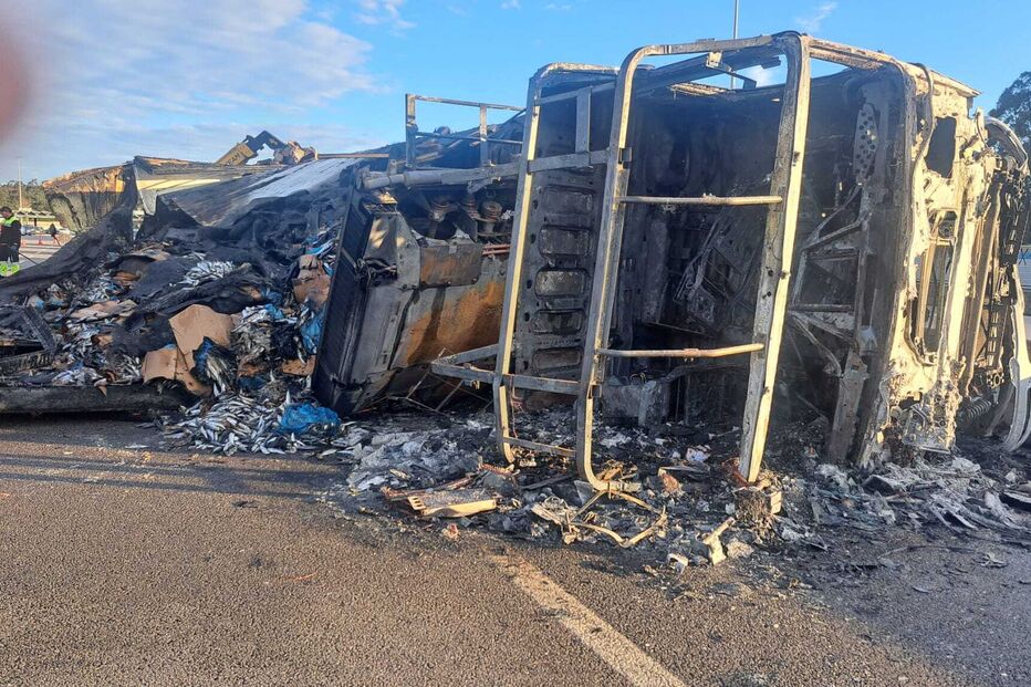 Um ferido em despiste de camião seguido de incêndio na A1 em Gaia