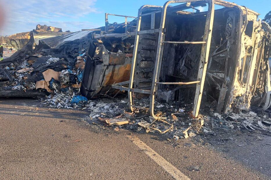 Um ferido em despiste de camião seguido de incêndio na A1 em Gaia