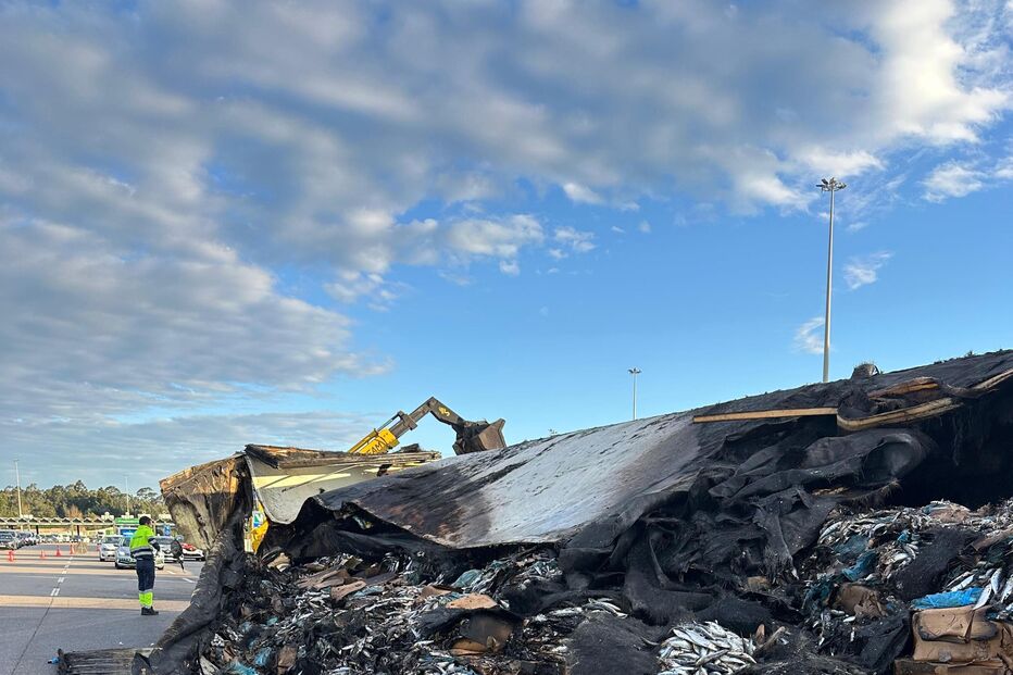 Um ferido em despiste de camião seguido de incêndio na A1 em Gaia