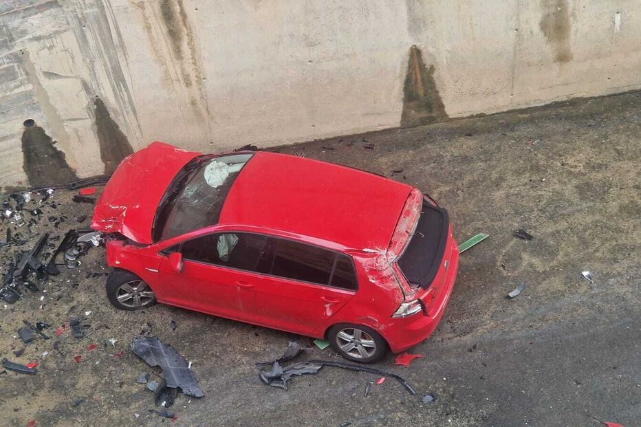 Carro despista-se e cai para a zona das comportas da Barragem do Beliche