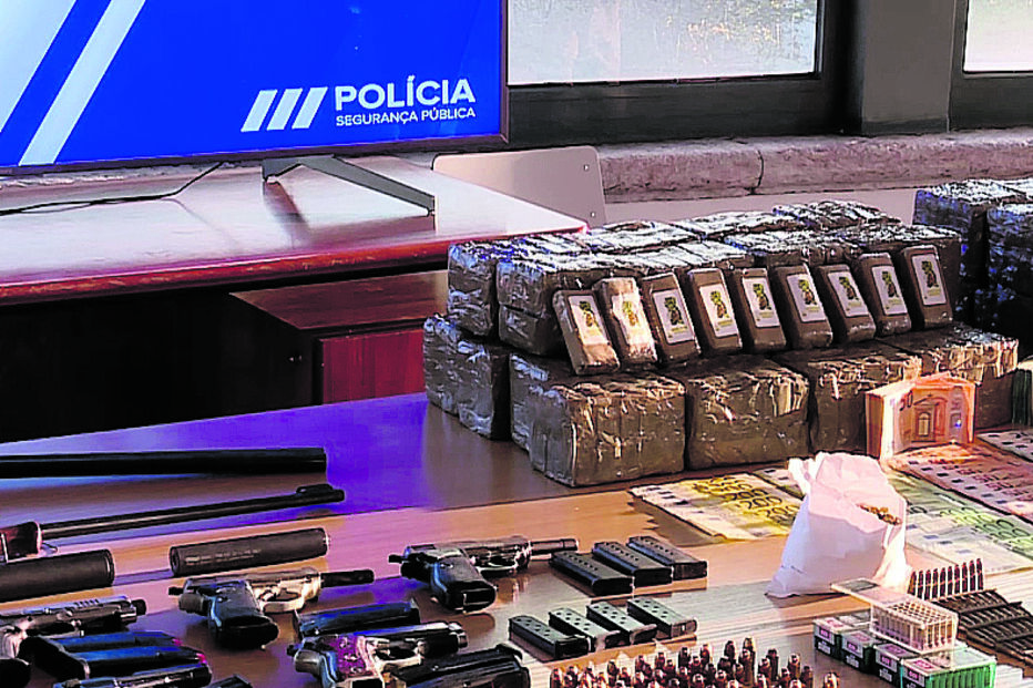 Armas, droga e dinheiro apreendidos pela PSP de Lisboa 