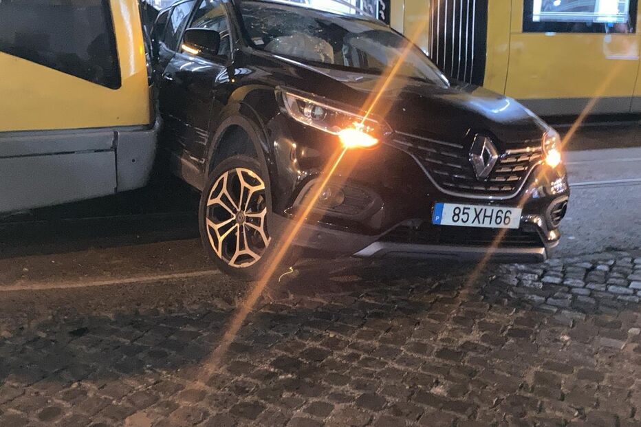 Homem ferido em colisão entre elétricos e carro em Lisboa 