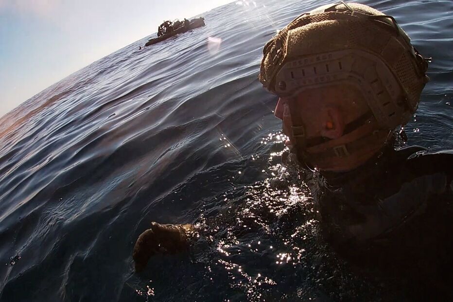 Exército divulga vídeo de salto inédito para o mar