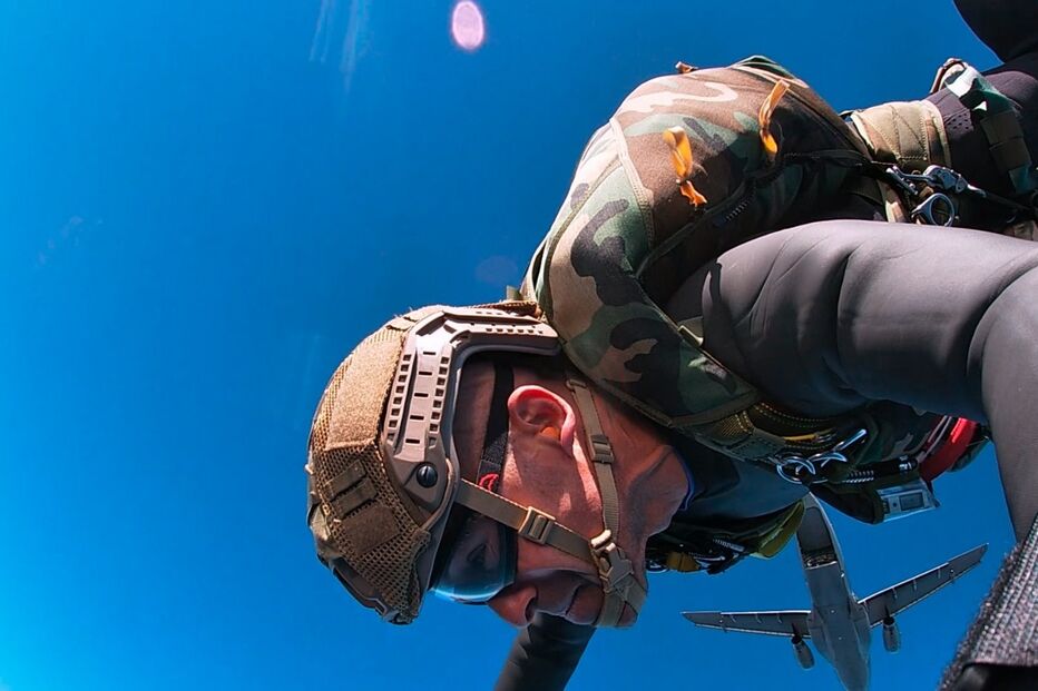 Exército divulga vídeo de salto inédito para o mar
