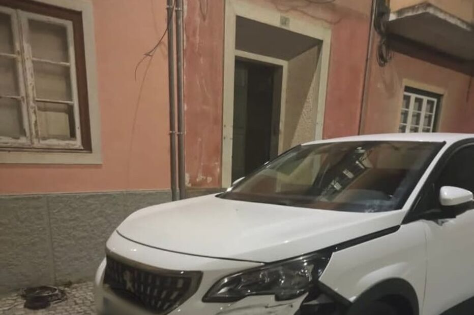 Condutor de carrinha foge após embater em dois carros em Santarém