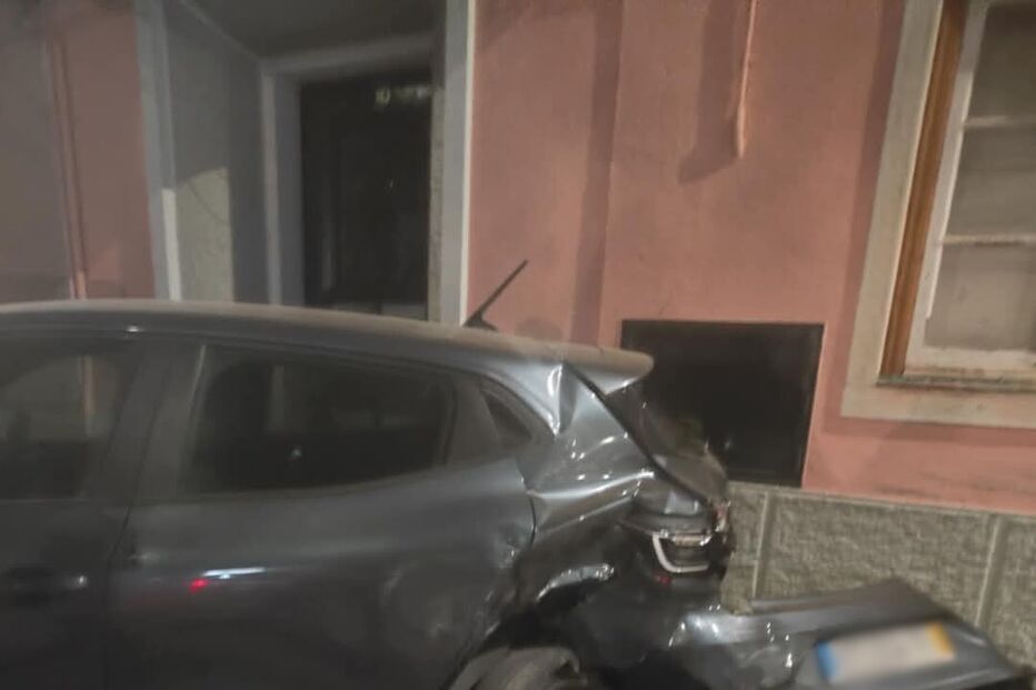 Condutor de carrinha foge após embater em dois carros em Santarém