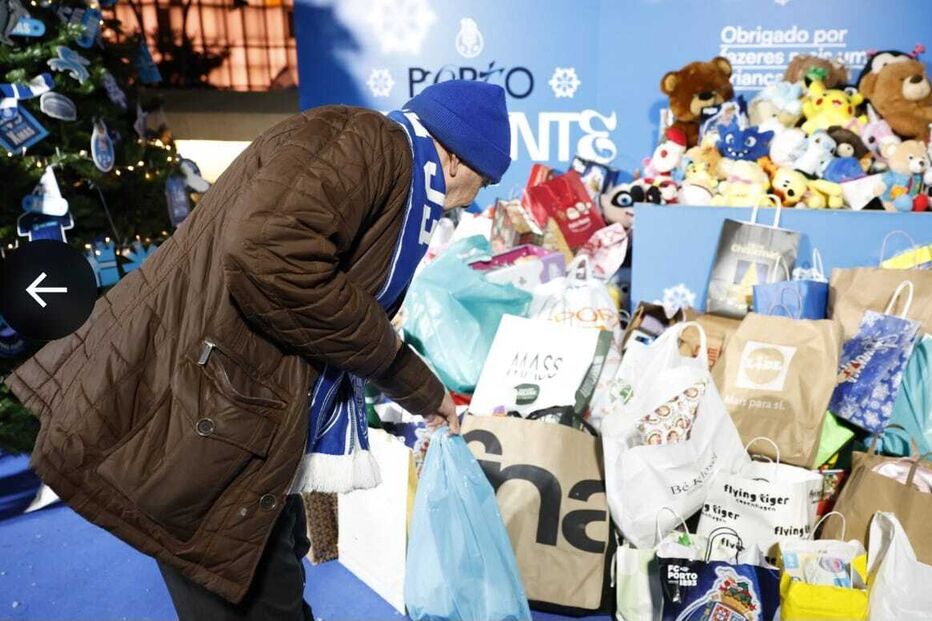 Adeptos e sócios do FC Porto fazem doação de Natal