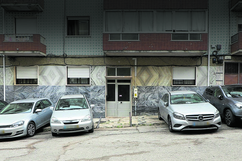 Idosa e os dois suspeitos moravam neste prédio, no Bairro da Camarinha, em Setúbal