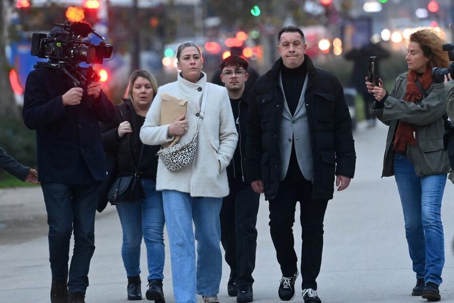 Filha e filho de Gisèle Pelicot à chegada do Tribunal Penal de Vaucluse