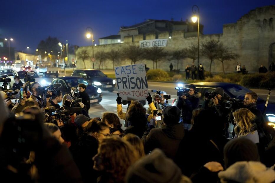 Pessoas à frente do Tribunal Penal de Vaucluse para apoiar Gisèle Pelicot 