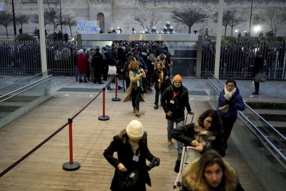 Jornalistas a entrar no Tribunal Penal de Vaucluse