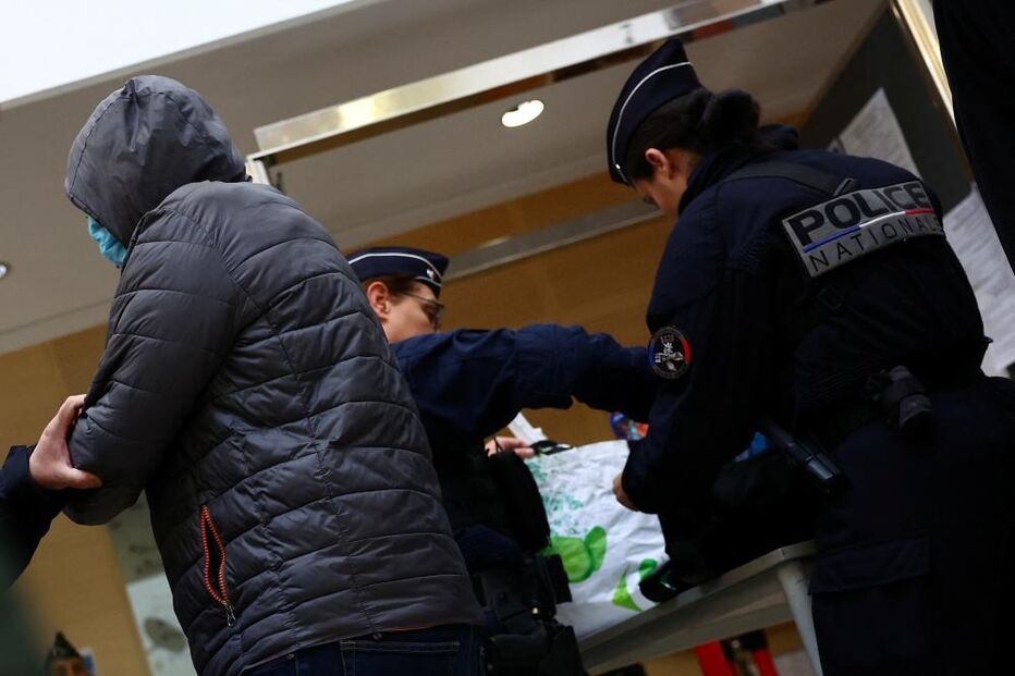 Homem a esconder a cara à chegada do Tribunal Penal de Vaucluse