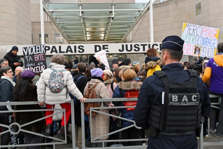 Pessoas à frente do Tribunal Penal de Vaucluse para apoiar Gisèle Pelicot 