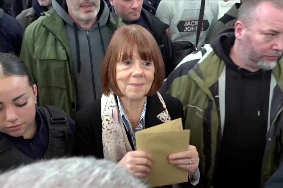 Gisele Pelicot recebida com aplausos à saída do tribunal