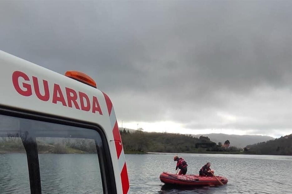 Bombeiros da Guarda salvam cão à deriva em barragem
