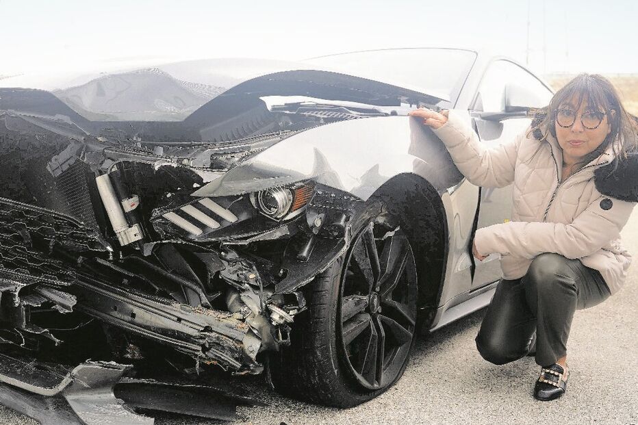 Gabriela Franco ao lado do seu carro de sonho, o Ford Mustang que embateu num separador de betão e sofreu danos estruturais