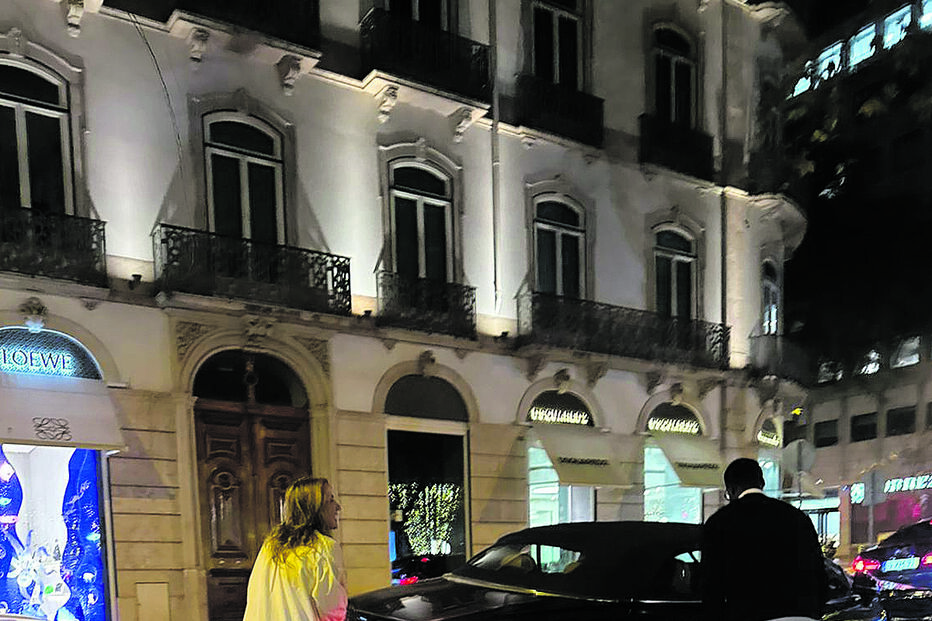 A empresária ao lado do seu potente descapotável