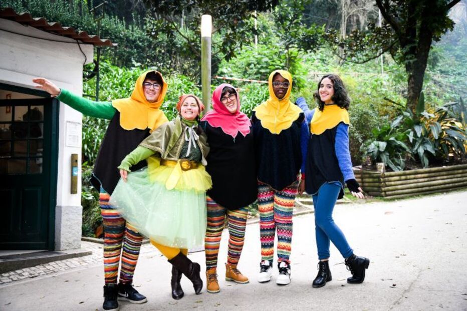 Nas ruas da vila há muita animação