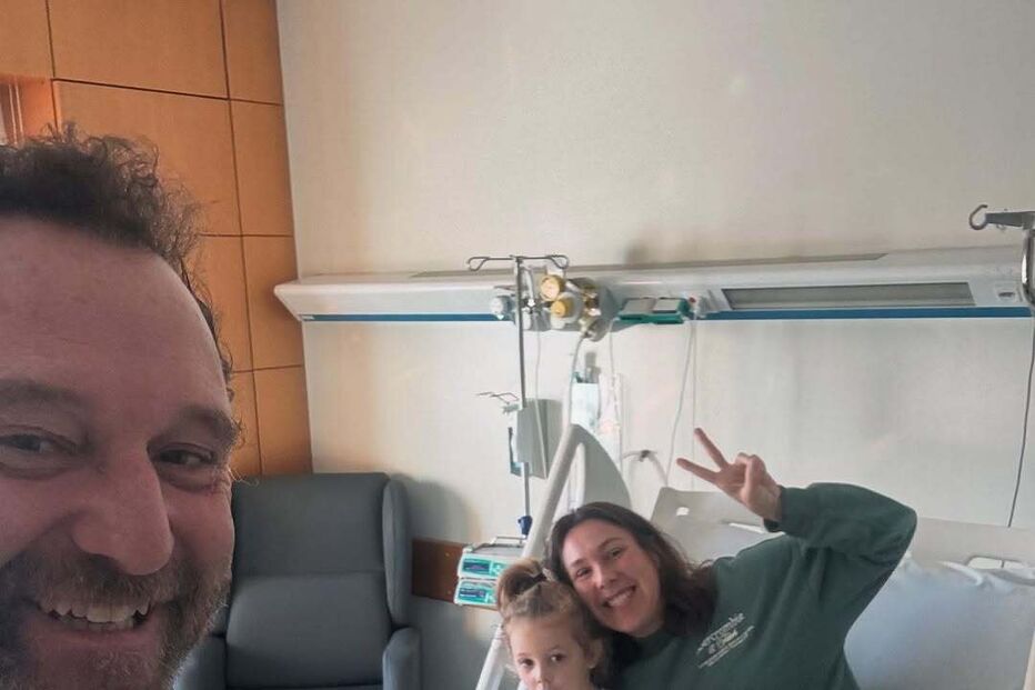 Eduardo e Joana Madeira com a filha no hospital