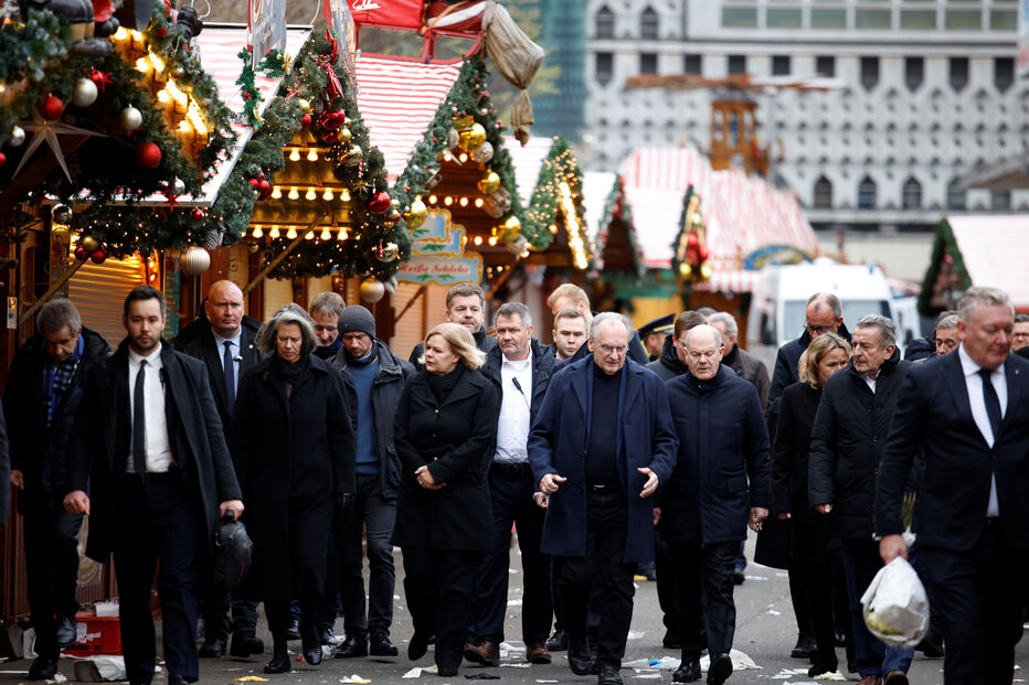 Chanceler alemão Olaf Scholz visita o local do ataque 