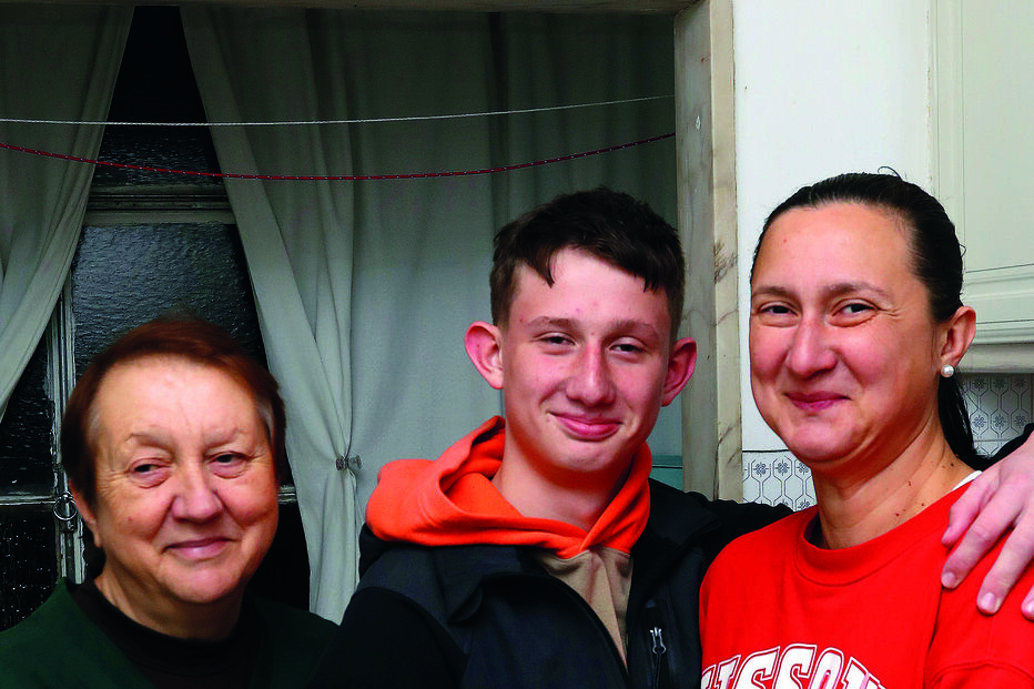 Avó Valentyna, mãe Kateryna e filho Kyrylo viviam em Mariupol, a cidade-mártir 