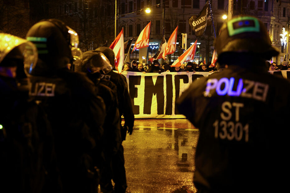 Polícia nos protestos no mercado de Natal de Magdeburgo