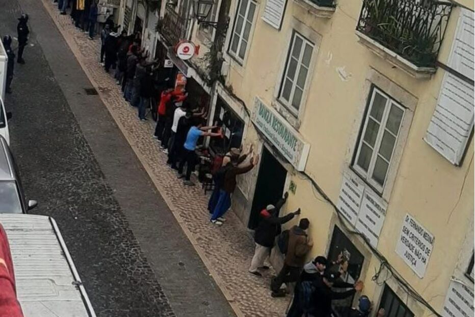 Imagem de imigrantes encostados à parede pela PSP gerou reações negativas na esquerda   