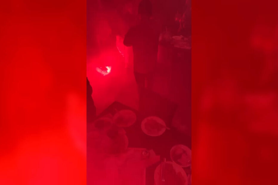 O momento em que 'No Name Boys' lançam engenhos pirotécnicos e cantam cânticos do Benfica em restaurante em Sintra