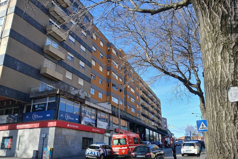 Incêndio deflagra em habitação em Leça da Palmeira. Duas pessoas socorridas