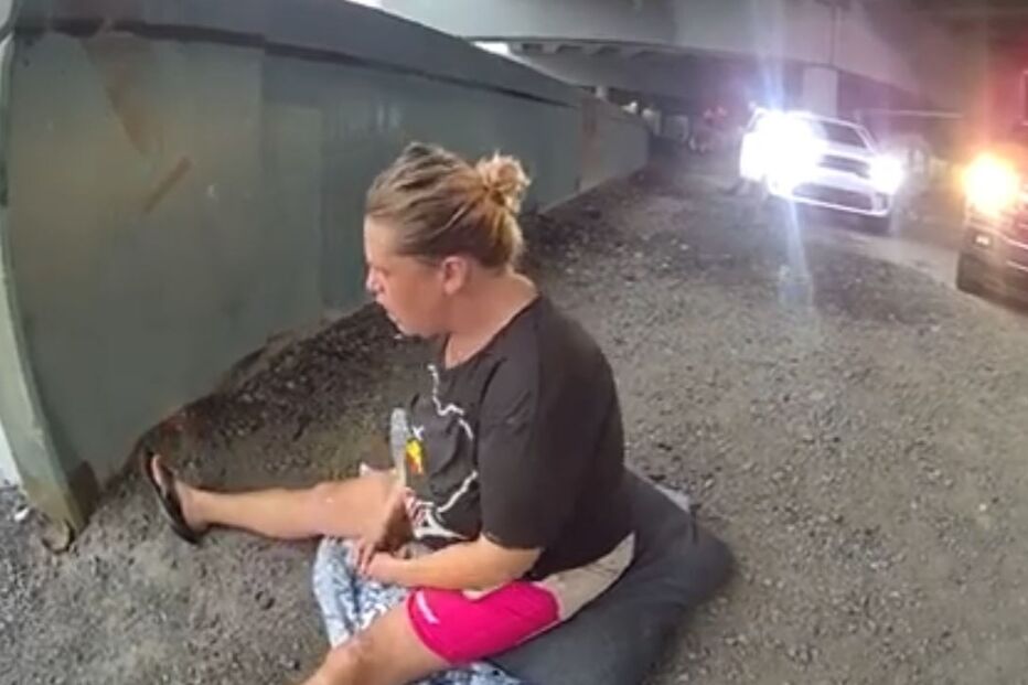 Polícia passa multa a mulher sem-abrigo que estava em trabalho de parto