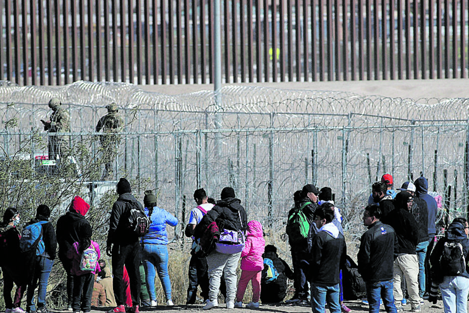 Imigrantes num posto fronteiriço entre o México e os EUA 