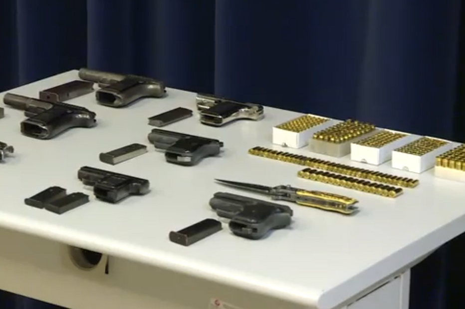 Grupo ameaça homem a passear cão. Elementos foram detidos com arsenal de armas de fogo