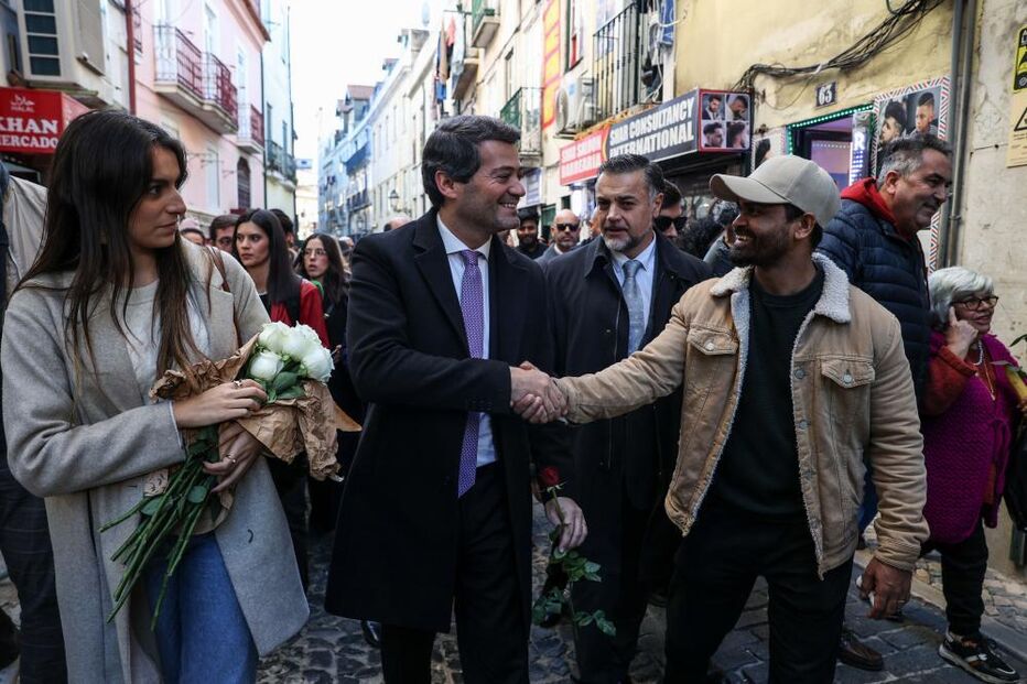 André Ventura entregou rosas brancas aos moradores do Martim Moniz