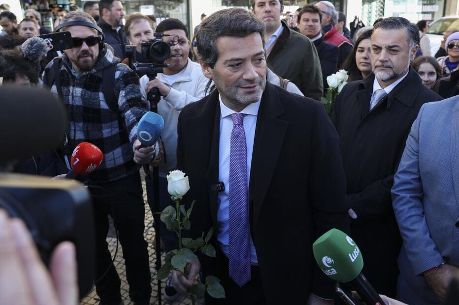 André Ventura entregou rosas brancas aos moradores do Martim Moniz