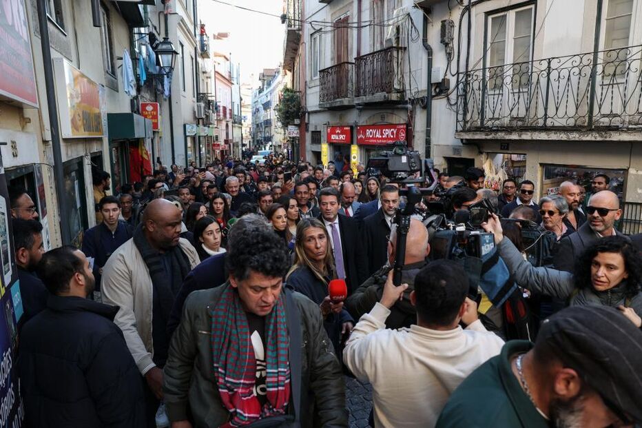 André Ventura entregou rosas brancas aos moradores do Martim Moniz