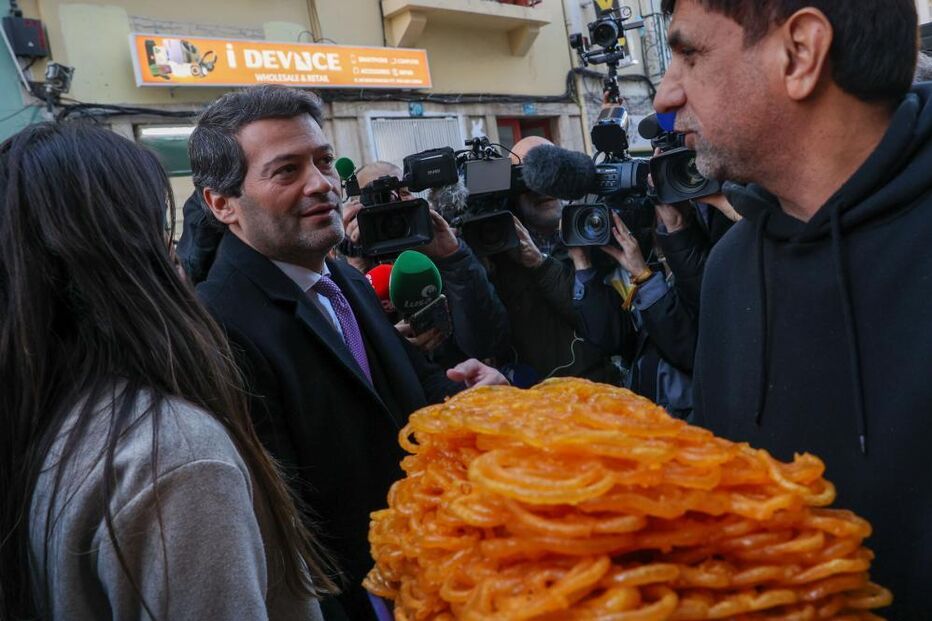 André Ventura entregou rosas aos moradores do Martim Moniz