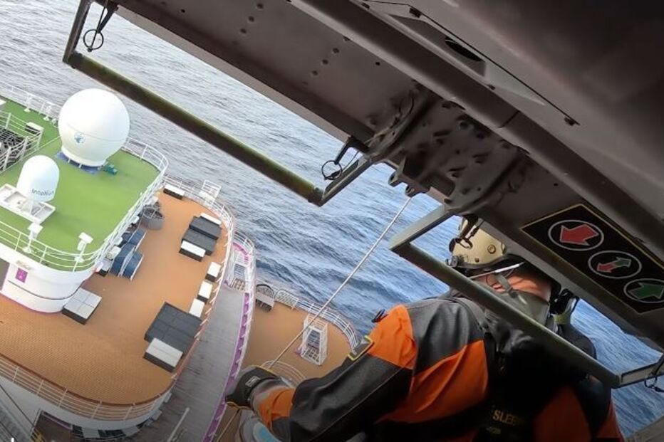 Militares da Força Aérea resgatam passageiro de cruzeiro no dia de Natal