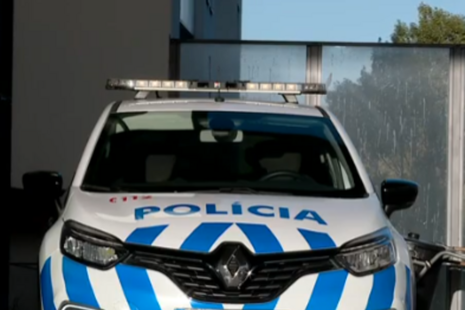 PSP da Amadora prende homem com catana a danificar viaturas na véspera de Natal