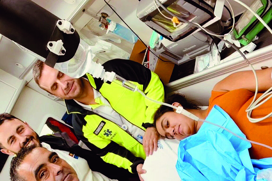 Maternidades fechadas fazem das ambulâncias salas de partos