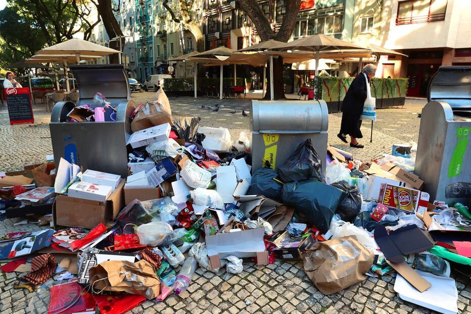54063770.JPLixo acumulado em caixotes na Avenida Miguel BombardaG