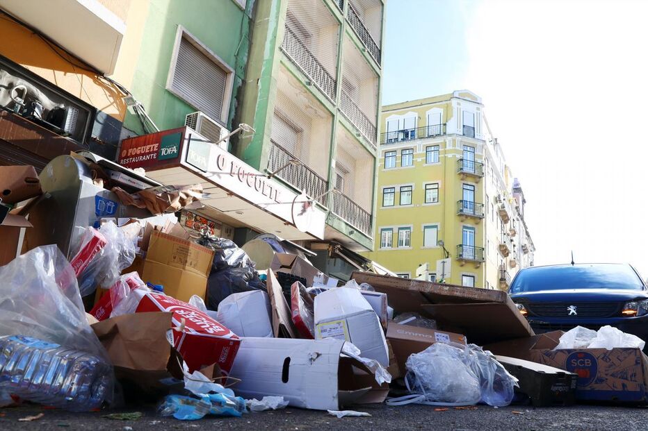 Lixo acumulado em caixotes na Rua Francisco Sanches
