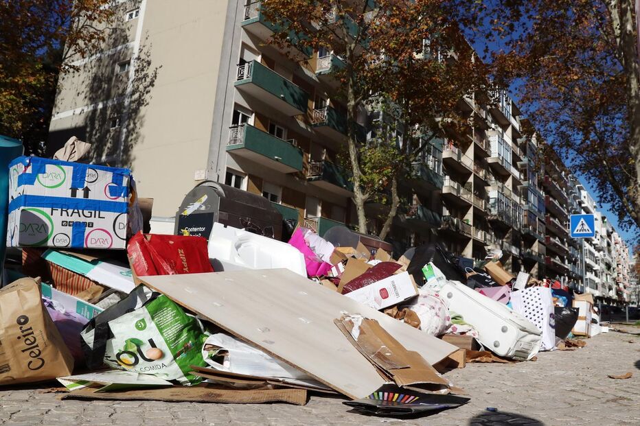 Lixo acumulado em caixotes na Rua República da Bolívia, Benfica