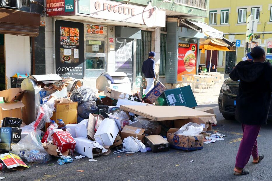 Lixo acumulado em caixotes na Rua Francisco Sanches