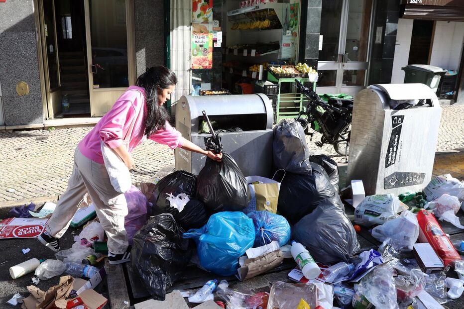 Lixo acumulado em caixotes na Rua Francisco Sanches